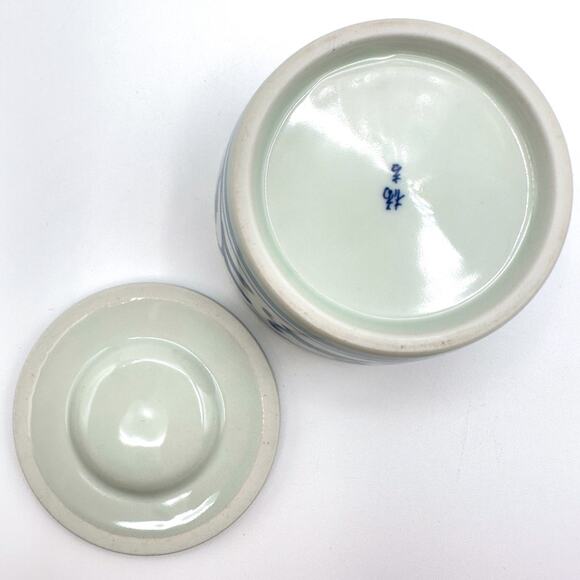 Vintage Tachikichi Kyoto Japan Blue and White Dresser Jar w Lotus Scroll Design - Picture 7 of 13